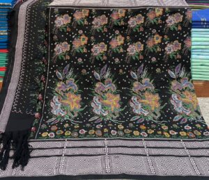 Dakmanda – Black Allover Flower Bouquet Design | Handwoven Traditional Wraparound with Chuni
