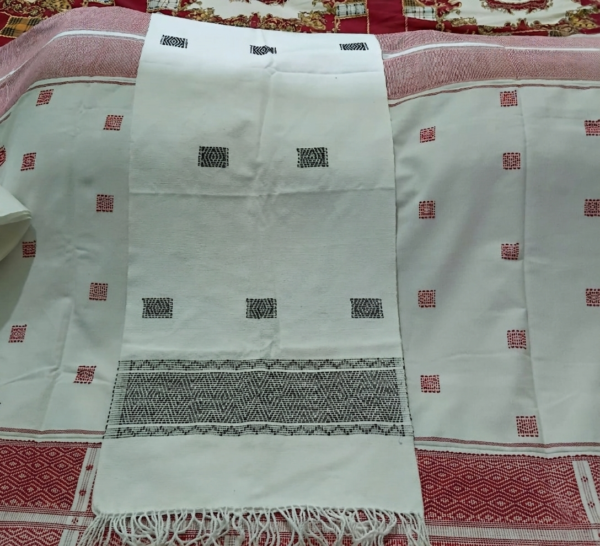 Traditional White Dakmanda with Chuni